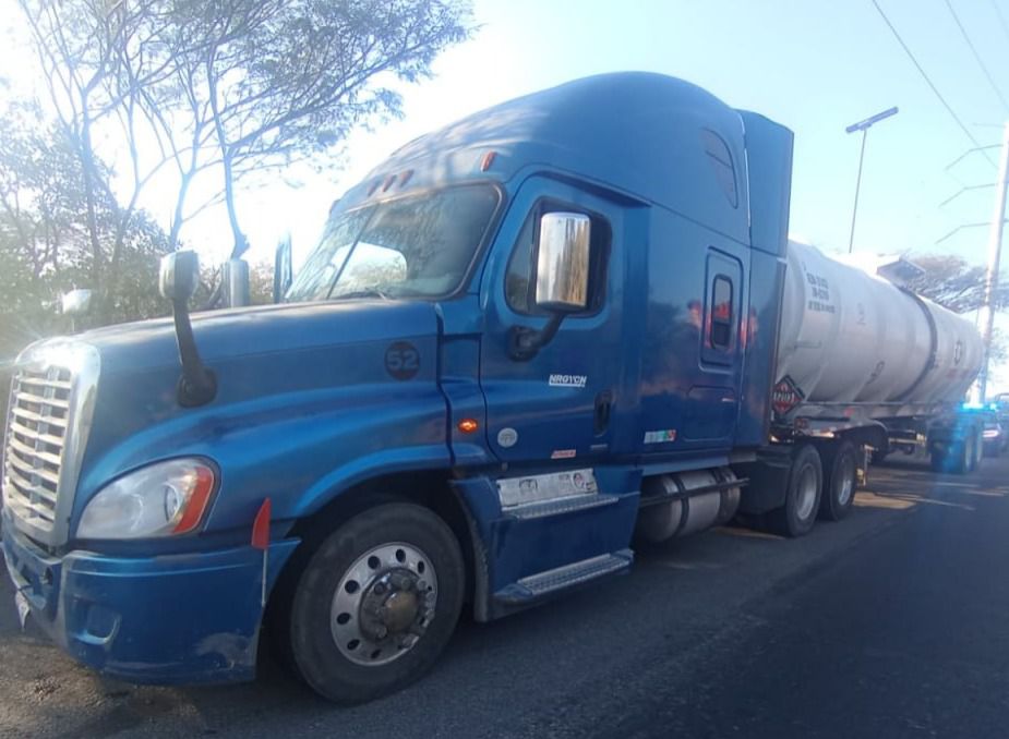 ELEMENTOS DE POES ASEGURAN UN TRACTOCAMIÓN CARGADO CON 35 MIL LITROS DE PRESUNTO HUACHICOL Y DETIENEN A UNA PERSONA