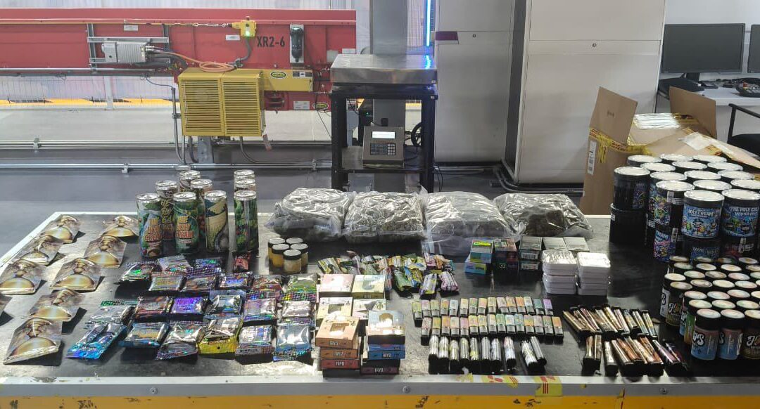 GN ASEGURA VARIOS KILOS DE PRESUNTA MARIHUANA EN UNA EMPRESA DE PAQUETERÍA EN EL AEROPUERTO INTERNACIONAL DE QUERÉTARO.