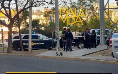 MUJER INTENTÓ LANZARSE DE UN PUENTE PEATONAL UBICADO EN EL BULEVAR BERNARDO QUINTANA.