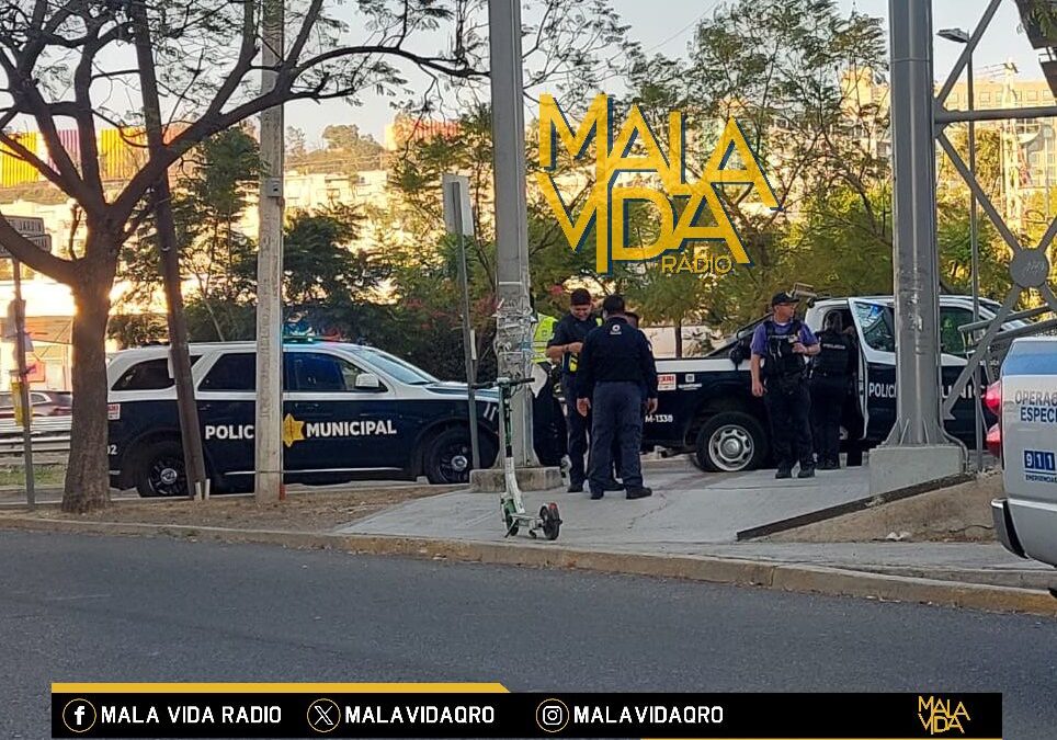 MUJER INTENTÓ LANZARSE DE UN PUENTE PEATONAL UBICADO EN EL BULEVAR BERNARDO QUINTANA.