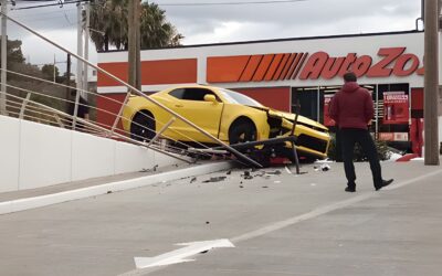 POR «ECHAR CARRERITAS» CHOCÓ SU COSTOSO VEHÍCULO.