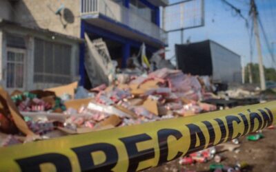 TRÁILER PIERDE UNO DE SUS REMOLQUE Y ESTE SE IMPACTA CONTRA UNA VIVIENDA UBICADA A UN COSTADO DE LA CARRETERA FEDERAL 57 EN EL COLORADO.