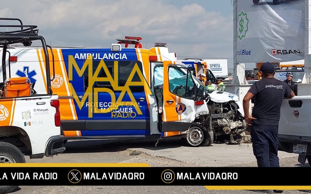 AMBULANCIA DE PROTECCIÓN CIVIL DE EL MARQUÉS, SUFRE FUARTE ACCIDENTE VEHICULAR CUANDO ACUDÍA A ATENDER UNA EMERGENCIA.