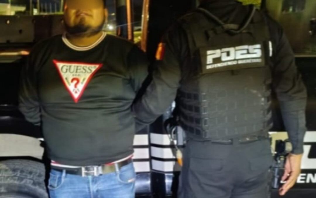 ELEMENTOS DE POES ASEGURAN AÚN SUJETO QUE PORTABA UN ARMA DE FUEGO.