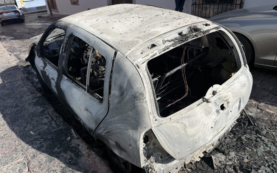 INCENDIAN DE MANERA INTENCIONAL UN VEHÍCULO EN EL CENTRO HISTÓRICO, EL PRESUNTO RESPONSABLE FUE DETENIDO.