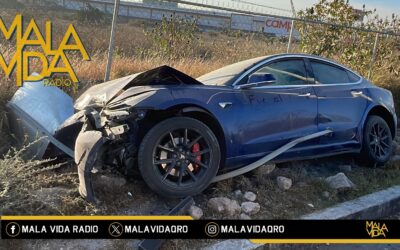 JOVEN UNIVERSITARIA RESULTA ILESA TRAS DESTROZAR SU VEHICULO TESLA EN EL ANILLO VIAL FRAY JUNÍPERO SERRA.