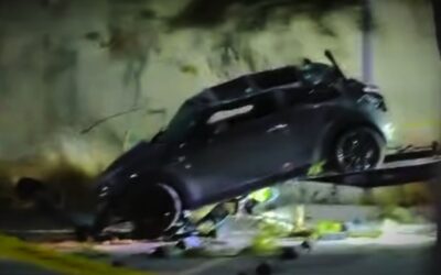 AUTO CAE DE UNA ALTURA DE UNA ALTURA APROXIMADA DE 15 METROS, HAY UNA PERSONA FALLECIDA.