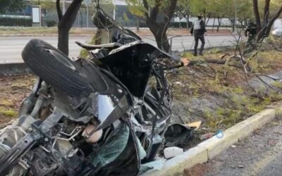 SUJETOS EN APARENTE ESTADO DE EBRIEDAD CHOCAN Y ABANDONAN EL VEHÍCULO EN PASEO DE LA REPÚBLICA.