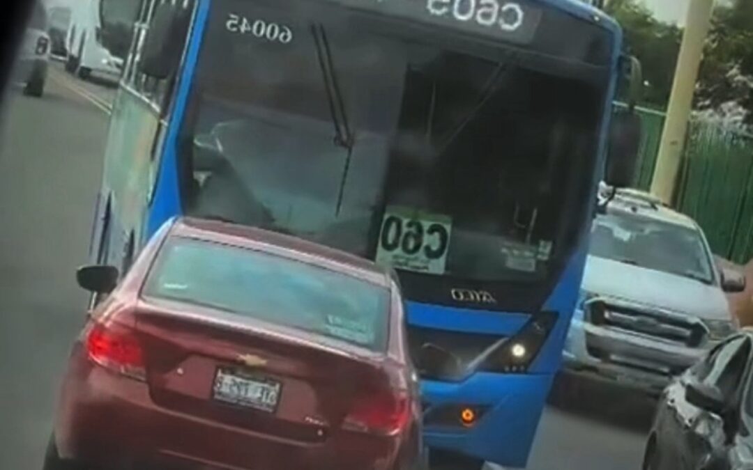 CONDUCTOR DE QROBÚS INTENTÓ REBASAR EN SENTIDO CONTRARIO Y PROVOCA CASOS VIAL.