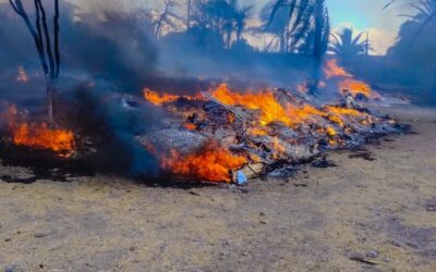SE REGISTRÓ FUERTE INCENDIO AL INTERIOR DE UN PREDIO UTILIZADO COMO BODEGA DE RECICLAJE EN SANTA CATARINA.