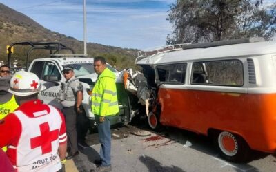 PATRULLA DE LA GUARDIA NACIONAL CHOCA DE FRENTE CONTRA UNA COMBI DONDE VIAJABAN TURISTAS, DOS PERSONAS MURIERON.
