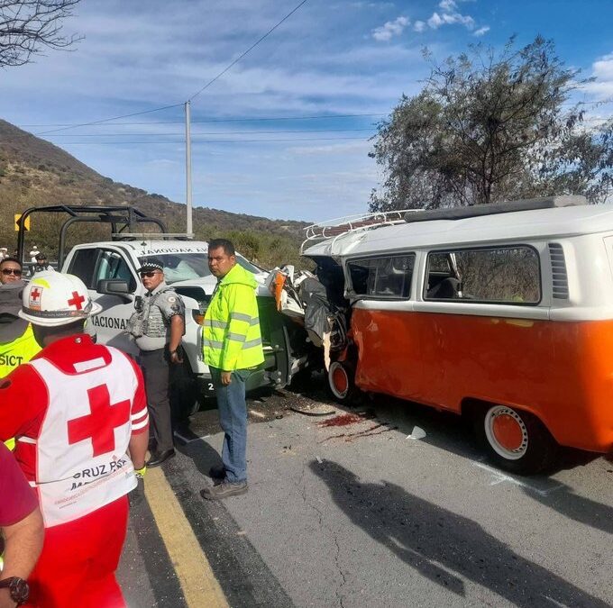 PATRULLA DE LA GUARDIA NACIONAL CHOCA DE FRENTE CONTRA UNA COMBI DONDE VIAJABAN TURISTAS, DOS PERSONAS MURIERON.