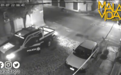 POLICÍA SE LE OLVIDA PONER EL FRENO DE MANO A SU PATRULLA Y PROVOCA UN CHOQUE.