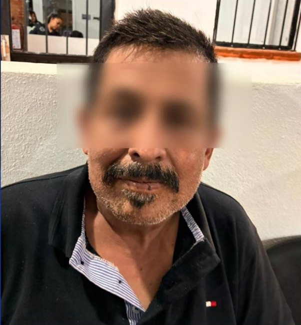 ES DETENIDO POR UNA FALTA AL REGLAMENTO DE TRÁNSITO Y LE LOCALIZAN UN KILO DE “CRISTAL”