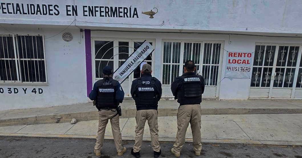 LA FGE REALIZÓ UN CATEO Y CLAUSURÓ UNA PRESUNTA UNIVERSIDAD “PATITO” EN TOLIMÁN.