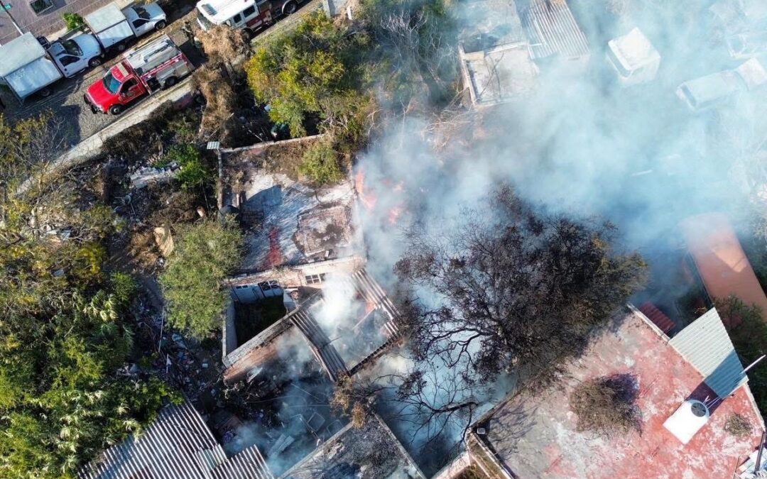 CUERPOS DE BOMBEROS RESCATAN A UN PERRITO DE UN FUERTE INCENDIO EN LA COLONIA MENCHACA.