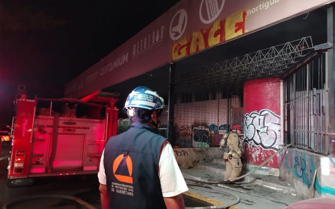 SE REGISTRÓ FUERTE INCENDIO AL INTERIOR DE UN LOCAL ABANDONADO, POR FORTUNA NO SE REPORTAN PERSONAS LESIONADAS.