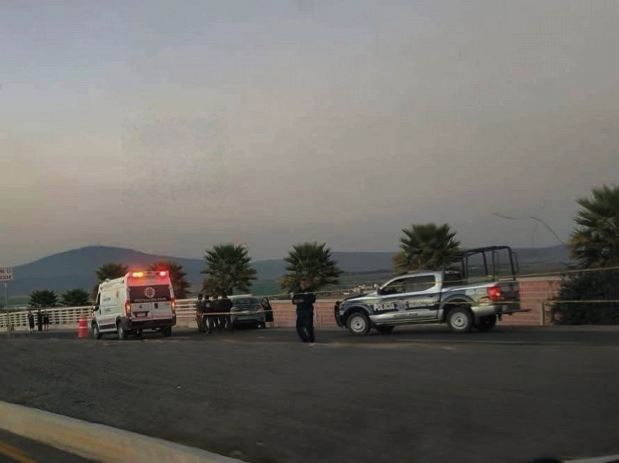 MUJER MUERE TRAS ACCIDENTE VEHICULAR CUANDO CIRCULABA POR EL BULEVAR METROPOLITANO HUIMILPAN-CORREGIDORA.