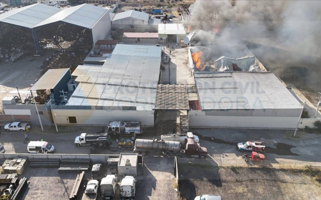 SE INCENDIA FÁBRICA DE MUEBLES EN CORREGIDORA.