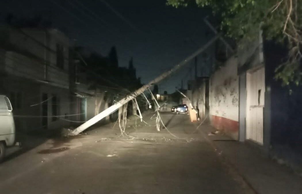 POSTES CON CABLES DE ALTA TENSIÓN COLAPSAN SOBRE CALLES DE LA COLONIA CARRILLO PUERTO.
