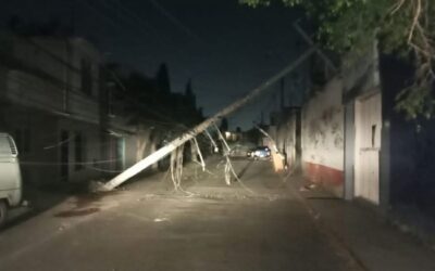 POSTES CON CABLES DE ALTA TENSIÓN COLAPSAN SOBRE CALLES DE LA COLONIA CARRILLO PUERTO.