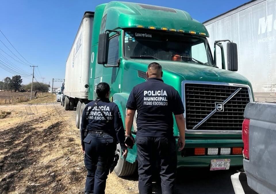 INTENTAN PRIVAR DE SU LIBERTADA A UN TRAILERO EN LA CARRETERA MÉXICO-QUERÉTARO.