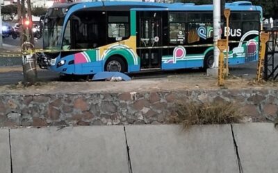 MOTOCICLISTA MUERE ATROPELLADO POR UNA UNIDAD DE QROBÚS .