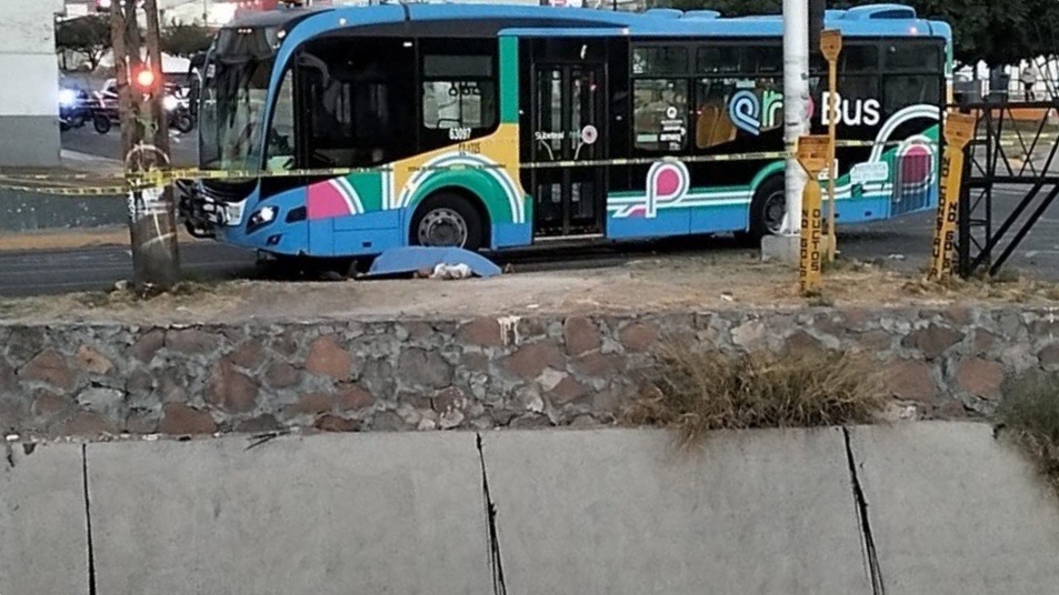 MOTOCICLISTA MUERE ATROPELLADO POR UNA UNIDAD DE QROBÚS .