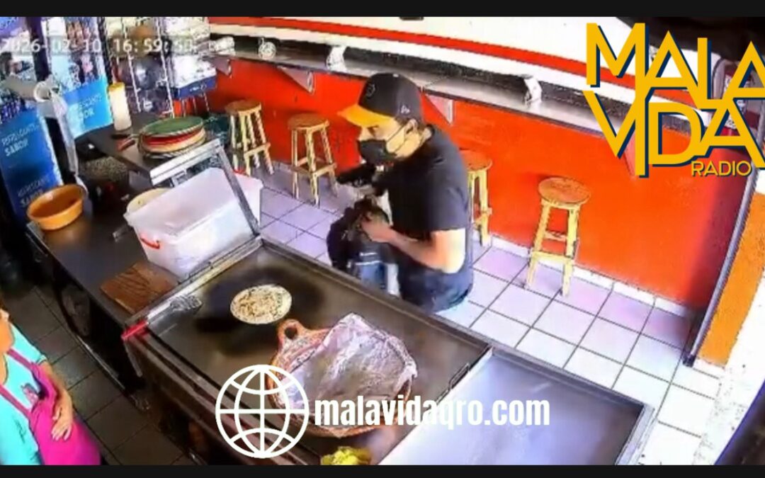 CAPTAN EN VIDEO EL MOMENTO EN QUE UN HOMBRE ARMADO INGRESA A UN NEGOCIO DE VENTA DE COMIDA A ROBAR EN CERRITO COLORADO.