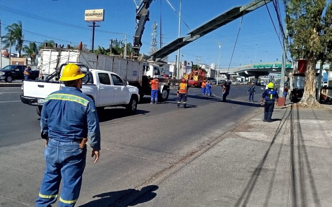 RETIRAN SEÑALÉTICA DAÑADA QUE PROVOCÓ EL CIERRE DE AV. CONSTITUYENTES POR MÁS DE CUATRO HORAS.