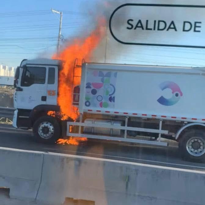 UNA FALLA MECÁNICA PROVOCA EL INCENDIO DE UN VEHÍCULO RECOLECTOR DE BASURA DEL MUNICIPIO DE CORREGIDORA.