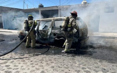 PRESUNTA FALLA MECÁNICA PROVOCA QUE UN VEHÍCULO SE INCENDIARA CUANDO TRANSPORTABA UN CILINDRO CARGADO CON GAS LP.