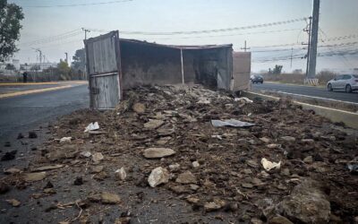 FUERTE VOLCADURA SE REGISTRÓ SOBRE LA CARRETERA ESTATAL 500.