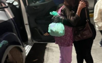 POLICÍAS DE CORREGIDORA APOYAN A UNA ADULTA MAYOR QUIEN SE ENCONTRABA EXTRAVIADA A REGRESAR CON SU FAMILIA.