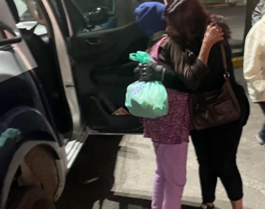 POLICÍAS DE CORREGIDORA APOYAN A UNA ADULTA MAYOR QUIEN SE ENCONTRABA EXTRAVIADA A REGRESAR CON SU FAMILIA.
