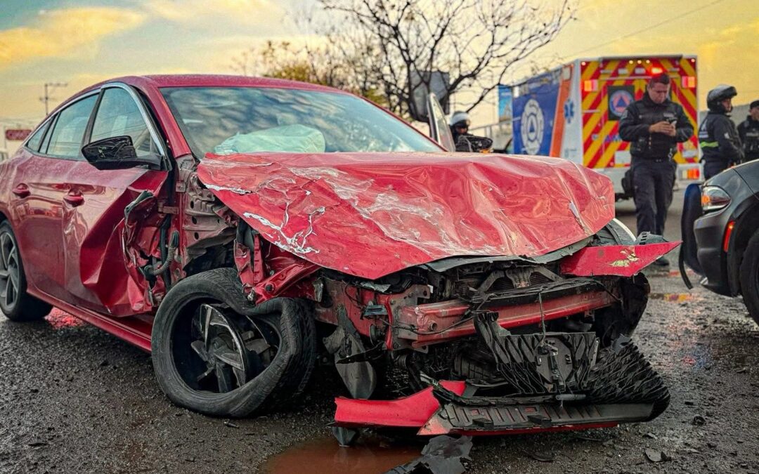APARATOSO ACCIDENTE VEHICULAR SE REGISTRÓ SOBRE LOS CARRILES DEL PASEO DEL CENTENARIO DEL EJERCITO MEXICANO.