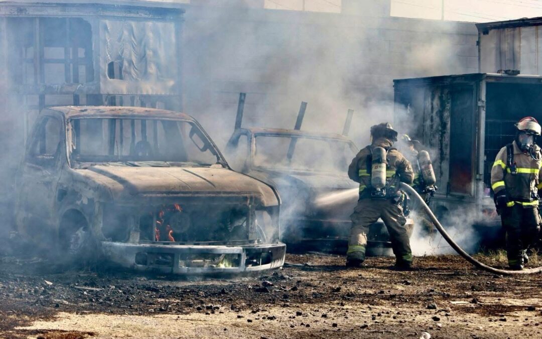 SE INCENDIA PATIO DE MANIOBRAS Y DEJA CUATRO VEHÍCULOS CALCINADOS.