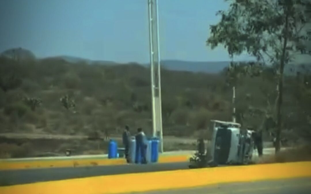 ESTUDIANTES PROVOCAN UN FUERTE ACCIDENTE VEHICULAR.