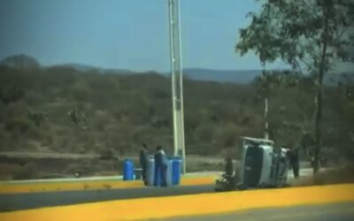 ESTUDIANTES PROVOCAN UN FUERTE ACCIDENTE VEHICULAR.