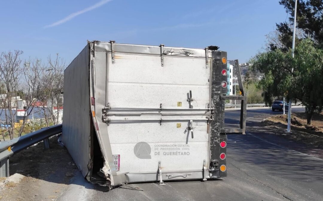 VUELCA TORTON EN LA INCORPORACIÓN DE LA CARRETERA 57 AL BULEVAR BERNARDO QUINTANA.