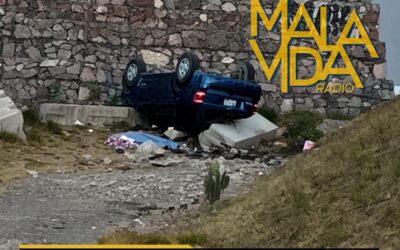 CAMIONETA CAE DE LA RAMPA DE FRENADO Y UNA PERSONA PIERDE LA VIDA EN SAN JUAN DEL RÍO.