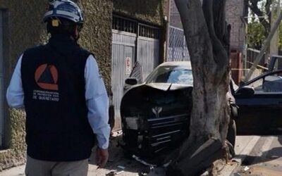 AUTOMOVILISTAS CHOCA CONTA UN POSTE Y IN ÁRBOL EN AVENIDA UNIVERSIDAD.