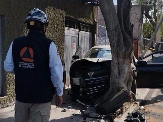 AUTOMOVILISTAS CHOCA CONTA UN POSTE Y IN ÁRBOL EN AVENIDA UNIVERSIDAD.