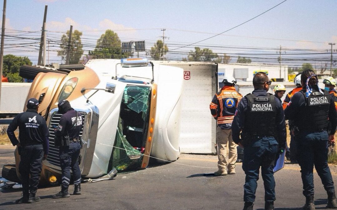 TRÁILER VUELCA CUANDO SE INCORPORABA A LA CARRETERA ESTATAL 100 EN DIRECCIÓN A BERNAL.