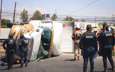 TRÁILER VUELCA CUANDO SE INCORPORABA A LA CARRETERA ESTATAL 100 EN DIRECCIÓN A BERNAL.