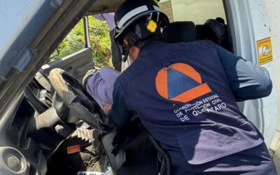 VEHÍCULO SALE DEL CAMINO Y VUELCA CUANDO CIRCULABA SOBRE LA CARRETERA A TLACOTE.