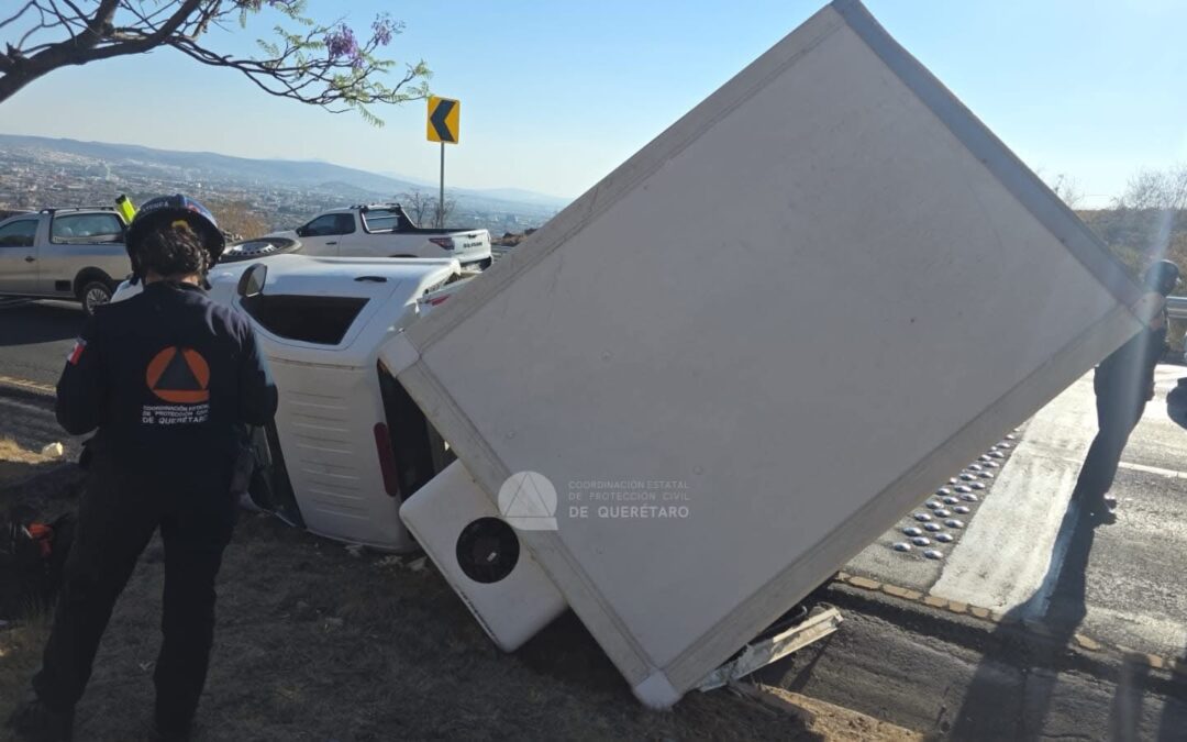 CAOS VIAL TRAS VOLCADURA DE VEHÍCULO SOBRE EL ANILLO VIAL FRAY JUNÍPERO SERRA.