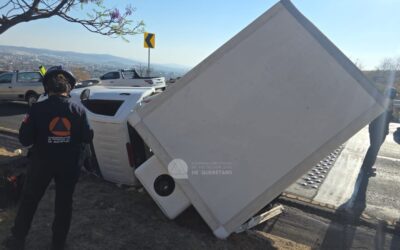 CAOS VIAL TRAS VOLCADURA DE VEHÍCULO SOBRE EL ANILLO VIAL FRAY JUNÍPERO SERRA.