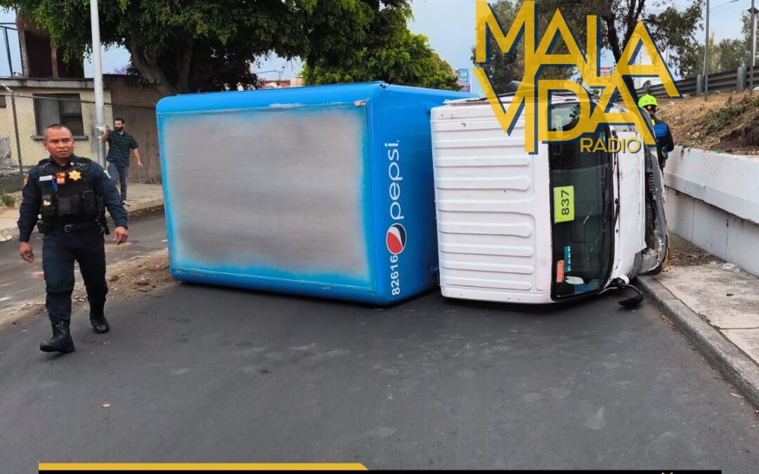 CAMIÓN REPARTIDOR DE REFRESCOS VUELCA SOBRE LOS CARRILES LATERALES DE LA CARRETERA 57.