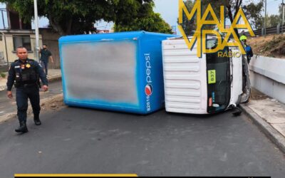 CAMIÓN REPARTIDOR DE REFRESCOS VUELCA SOBRE LOS CARRILES LATERALES DE LA CARRETERA 57.